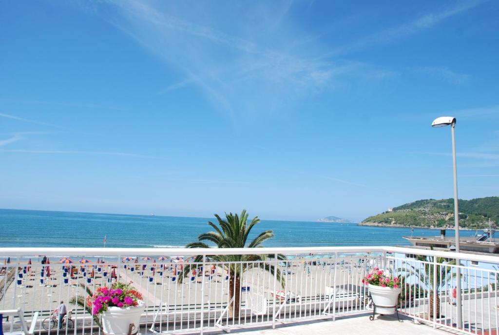 Hotel Villa Eleonora Scauri  Bagian luar foto